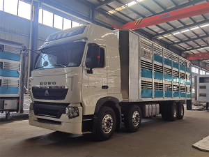 重汽國(guó)六9.6米畜禽運(yùn)輸車(chē)